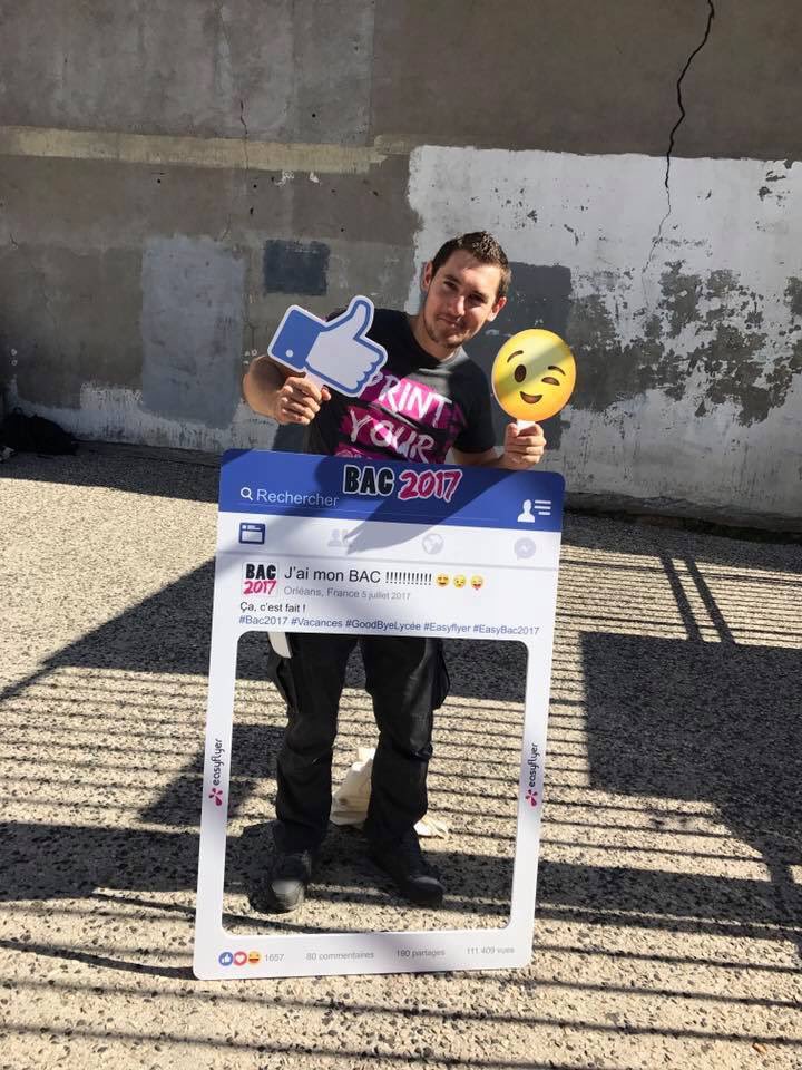 easyflyer's tweet image. La team @easyflyer à la sortie des lycées @OrleansMetropol pour les résultats du bac et un concours photo #easybac2017 #printyoursuccess