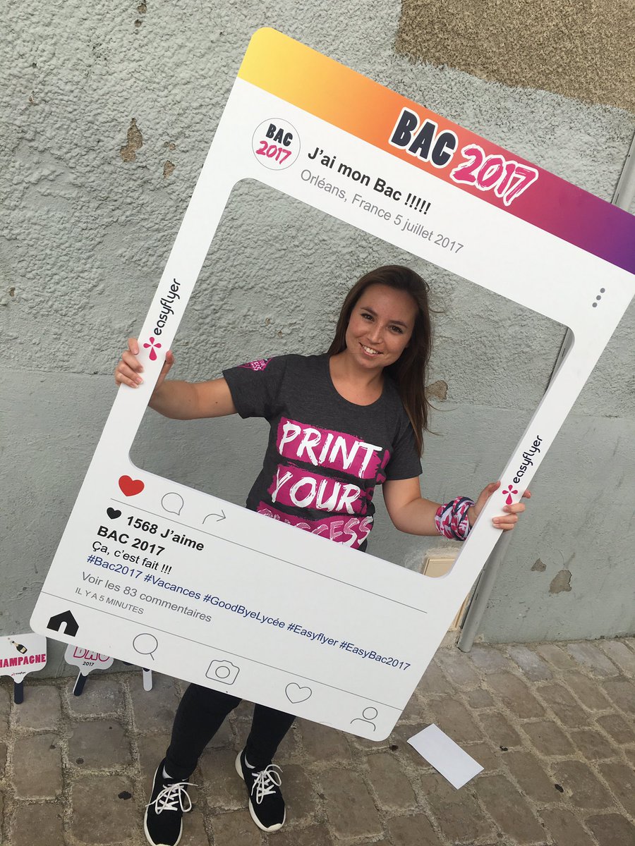 easyflyer's tweet image. La team @easyflyer à la sortie des lycées @OrleansMetropol pour les résultats du bac et un concours photo #easybac2017 #printyoursuccess