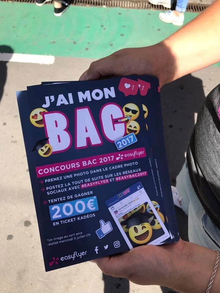 easyflyer's tweet image. La team @easyflyer à la sortie des lycées @OrleansMetropol pour les résultats du bac et un concours photo #easybac2017 #printyoursuccess