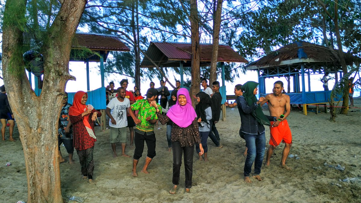 ajirothe's tweet photo. Sebelum tiba di jantung kota jayapura... singgah lah dlu di pantai hamadi... liat aneka muda mudi... hahaha #MudikGan https://t.co/CWNMysS2kM