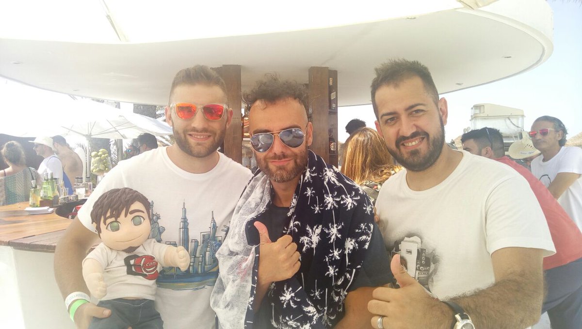 ruben_bujalance's tweet photo. Leo ha flipado porque ha conocido a @RomualdFons en #SOB17 😁 con @JuanSN83 @Electrocosto #romutv crack! https://t.co/OWRbZ7o8NW