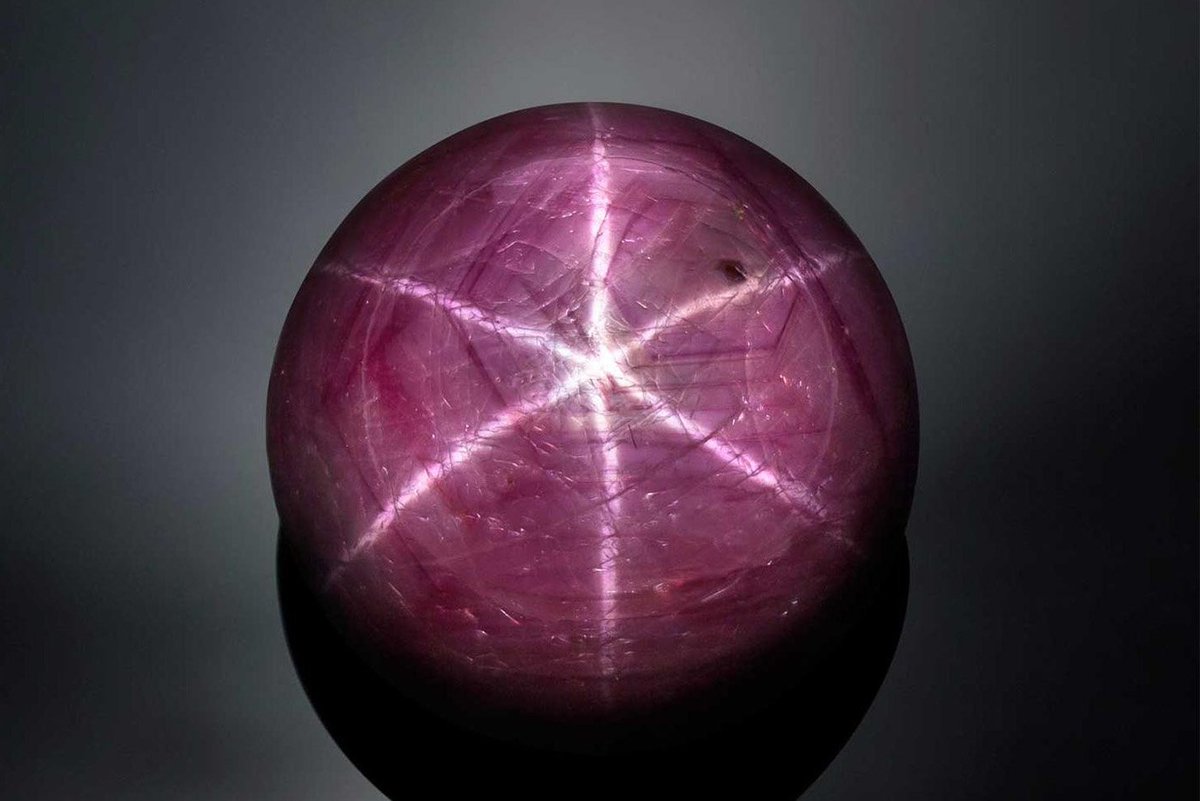 Четыре великолепных рубина общим весом в 342 карата входят в коллекцию Mountain Star Ruby Collection и заслуживают звания лучших в своем род