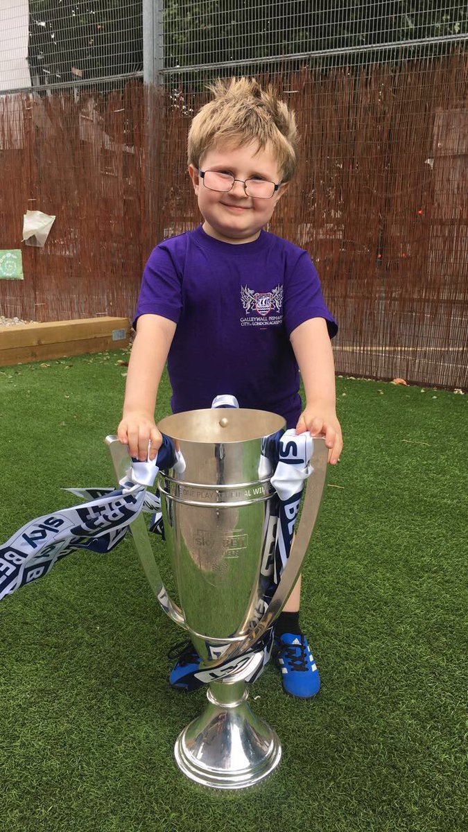 We made a very special visit to <a href="/Galleywall_CoLA/">Galleywall Primary</a> after school club today. The pupils was very excited to have their pictures taken #Millwall