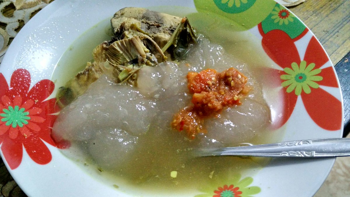 ajirothe's tweet photo. Sebelum mengakhiri perjlan mudik teman2, jng lupa mkan... mari berkenalan kuliner khas papua... papeda kuah kuning... 

#MudikGan https://t.co/O7BYfJYyWw