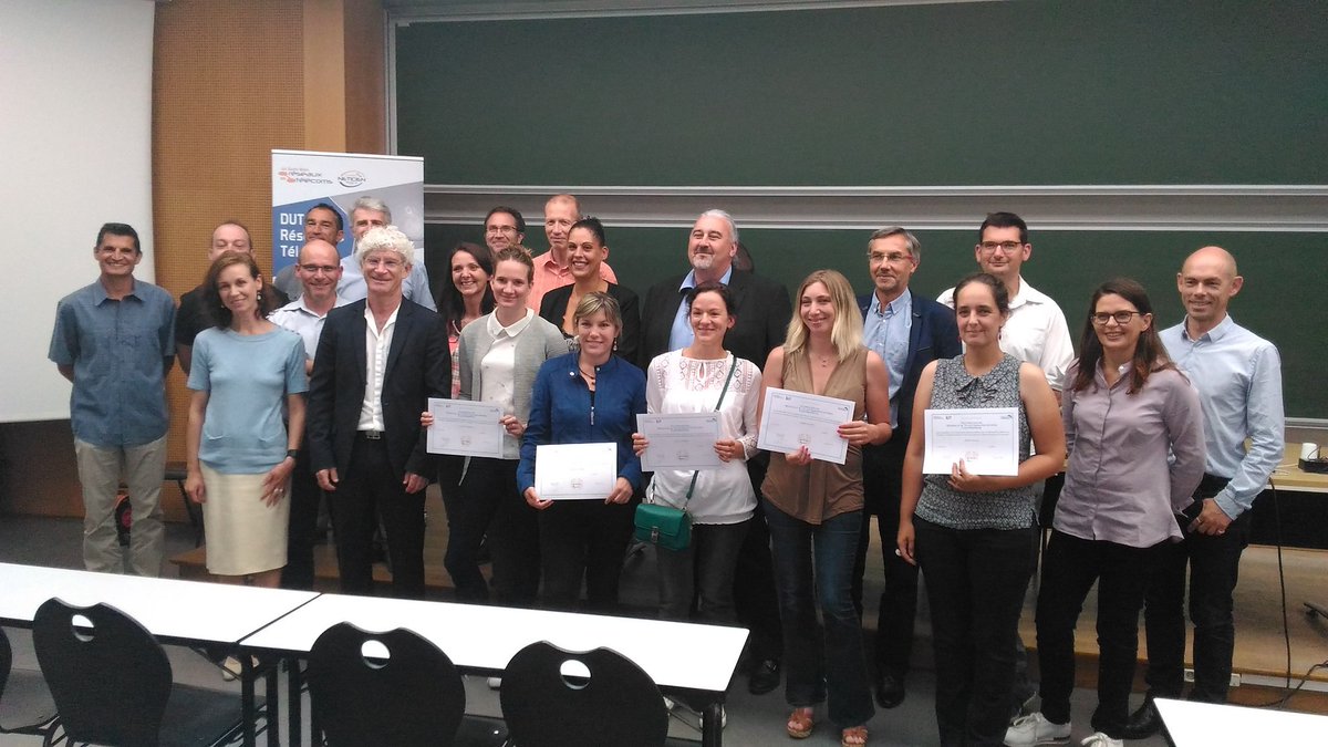 IUTSAINTMALO's tweet photo. Elles venaient d'horizons différents, aujourd'hui elles sont "Technicienne Réseaux & Télécoms d'Entreprise"#TRTE #Diplôme #FormationContinue https://t.co/09LBHKPlWf