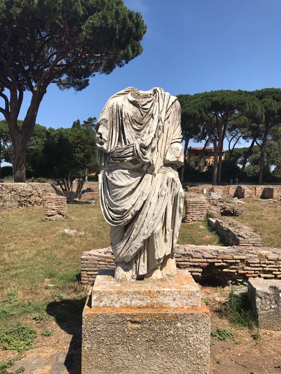 MonouXcollege's tweet photo. Our students enjoying a picnic and their trip to Rome #RewardingProgress #MonouxRomeTrip @AoC_info https://t.co/nEHl6zizDs