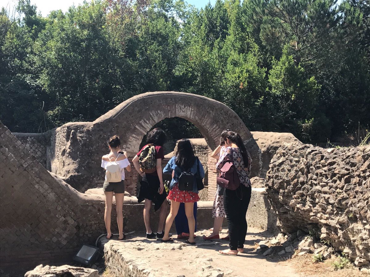 MonouXcollege's tweet photo. Our students enjoying a picnic and their trip to Rome #RewardingProgress #MonouxRomeTrip @AoC_info https://t.co/nEHl6zizDs