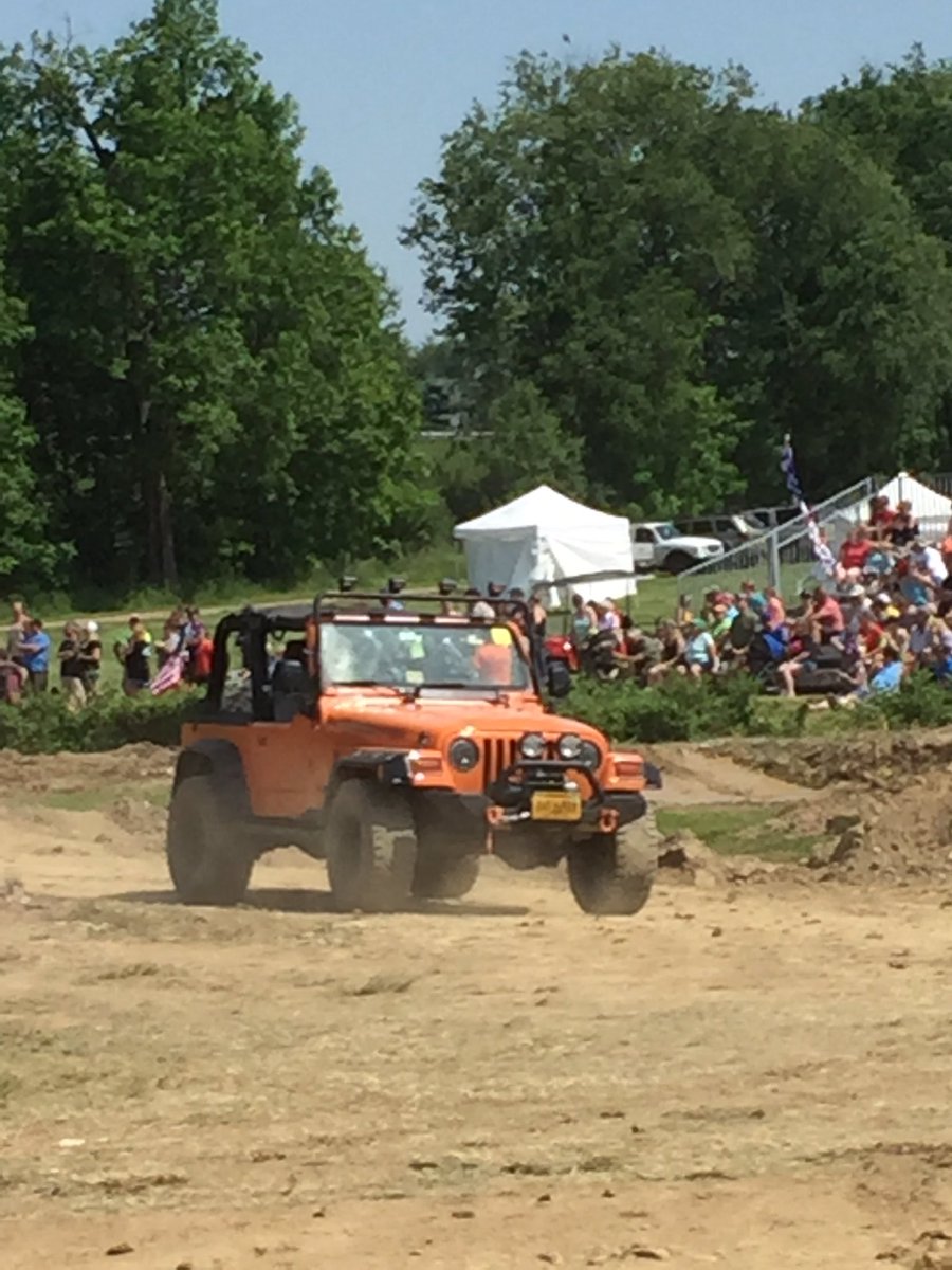 FireAndSmokeJC's tweet photo. Our member Victor and his #OrangeCrush jeep hitting the trails pretty hard at #Bantam #Jeep #BJHF https://t.co/2h1xh8NNx1
