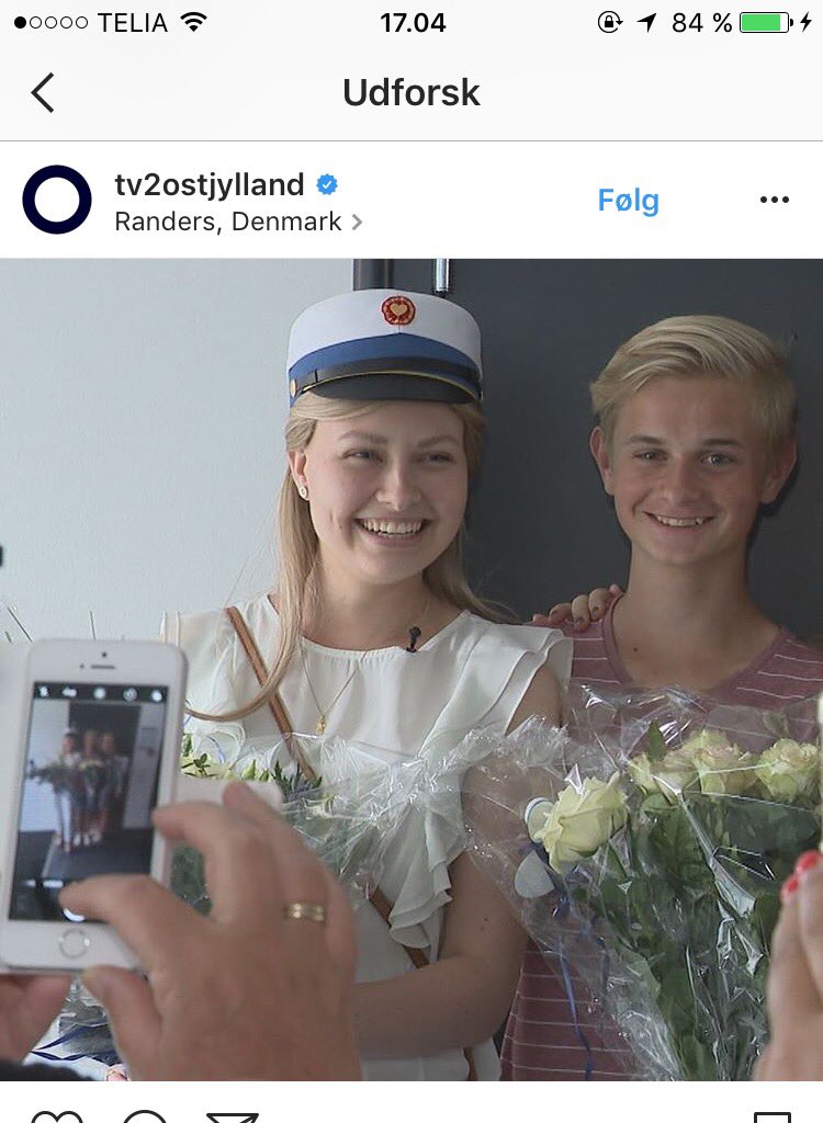 niklashansen19's tweet photo. Hvad så @NBach8 er det din søster som er blevet student eller din kæreste? https://t.co/JLJHG4Aycj