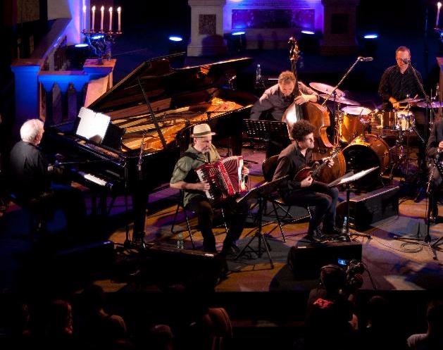 RDavidsonMusic's tweet photo. ROGER DAVIDSON KLEZMER QUINTET performing July 9 at Stepping Stone Waterside Theater https://t.co/hxW783rLBS https://t.co/w7pNp2eFN7