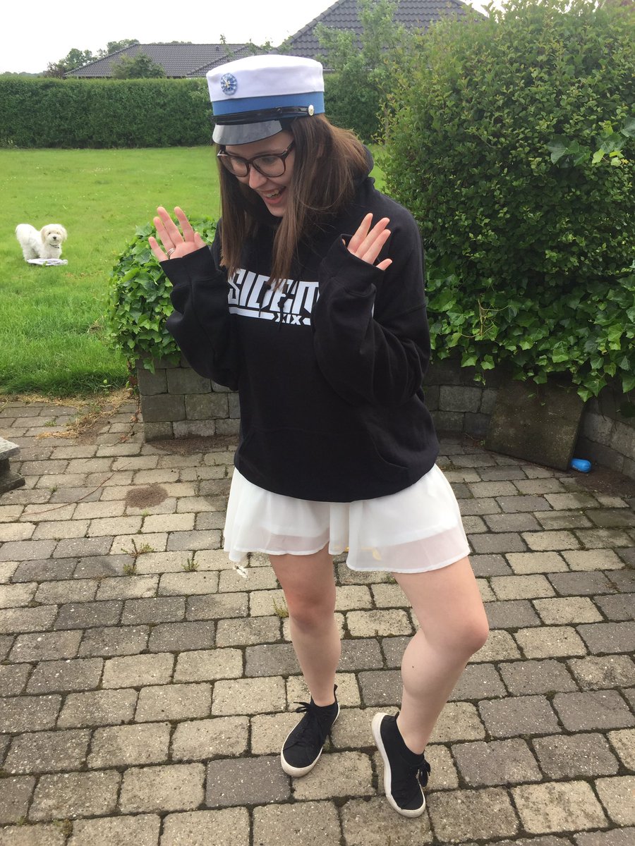 julie_loft's tweet photo. My graduation gift to myself 🙌🏼 #sidemen #photobomb @SidemenClothing @miniminter @KSIOlajidebt https://t.co/23TOd02axO