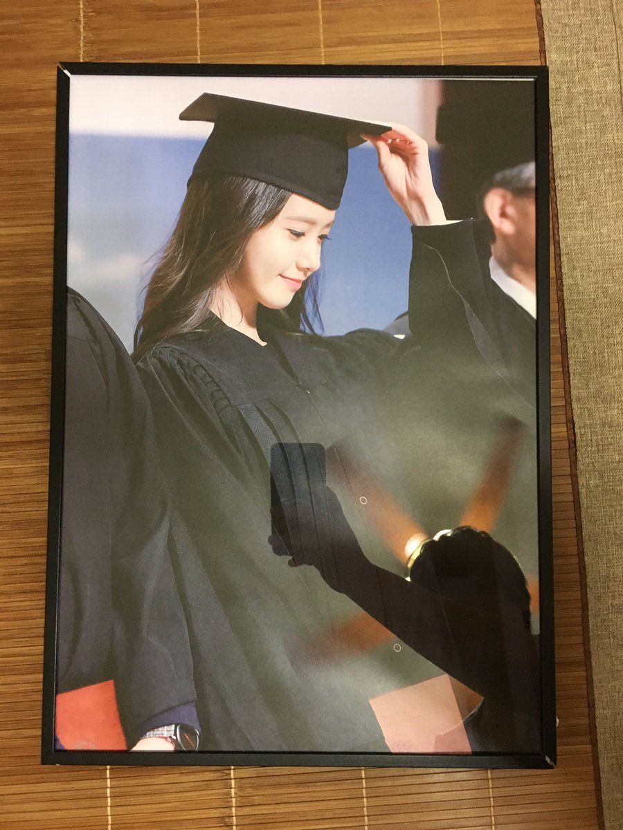 Y530_B603's tweet image. 在休假日收到了珍貴的禮物😭
感謝 @YAASIAFU 😭 再次看到當時抽中的展場畫框仍是心動不已啊😭
首爾場週邊也超好看的😭