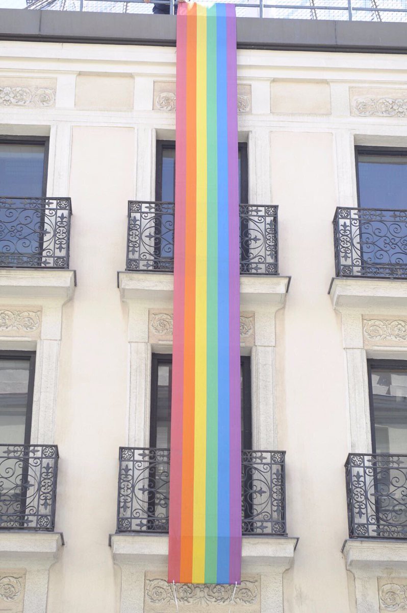 sanchezcastejon's tweet photo. Por quienes han luchado y luchan. Por la igualdad, la diversidad y el respeto.
Por una sociedad cada día más justa. 🌈¡Feliz #WorldPride2017! https://t.co/EYOFPpSOIu