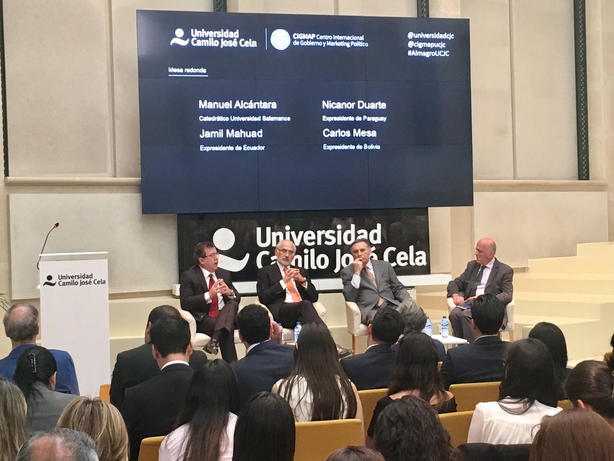 eduardoglezvega's tweet photo. Acaba el programa de #SimCigmap17 con la 2ª mesa de expresidentes: @carlosdmesag ,Jamil Mahuad y @NicanorDF Modera Manuel Alcántara #ComPol https://t.co/qXxHruy61M
