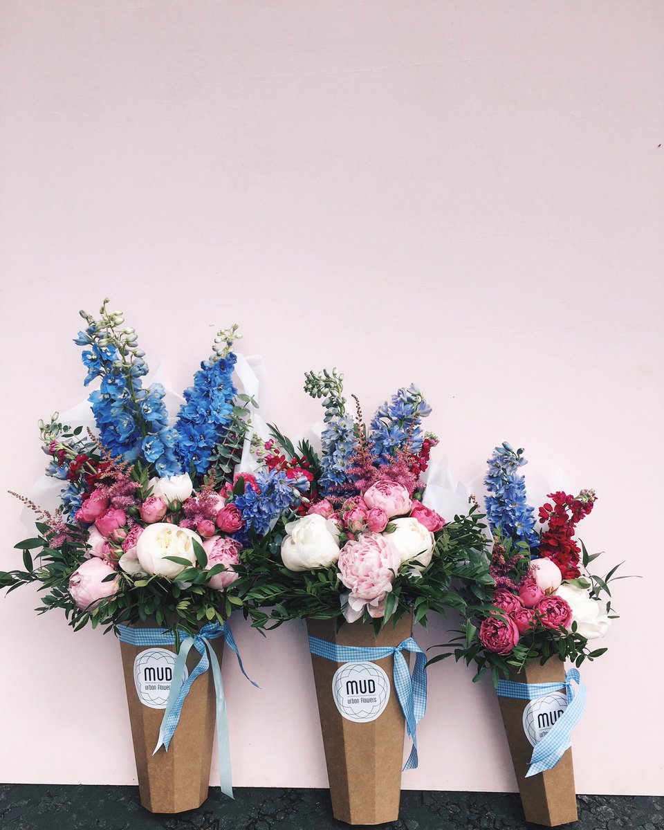 mudurbanflowers's tweet photo. Flower packed day for Mud. Reaching ALL our postcodes today 😅 Team split to make studio spritzers by 1700 hrs. #goteam #readysetweekend 🦋🥂💕 https://t.co/hvBoCYDiKG