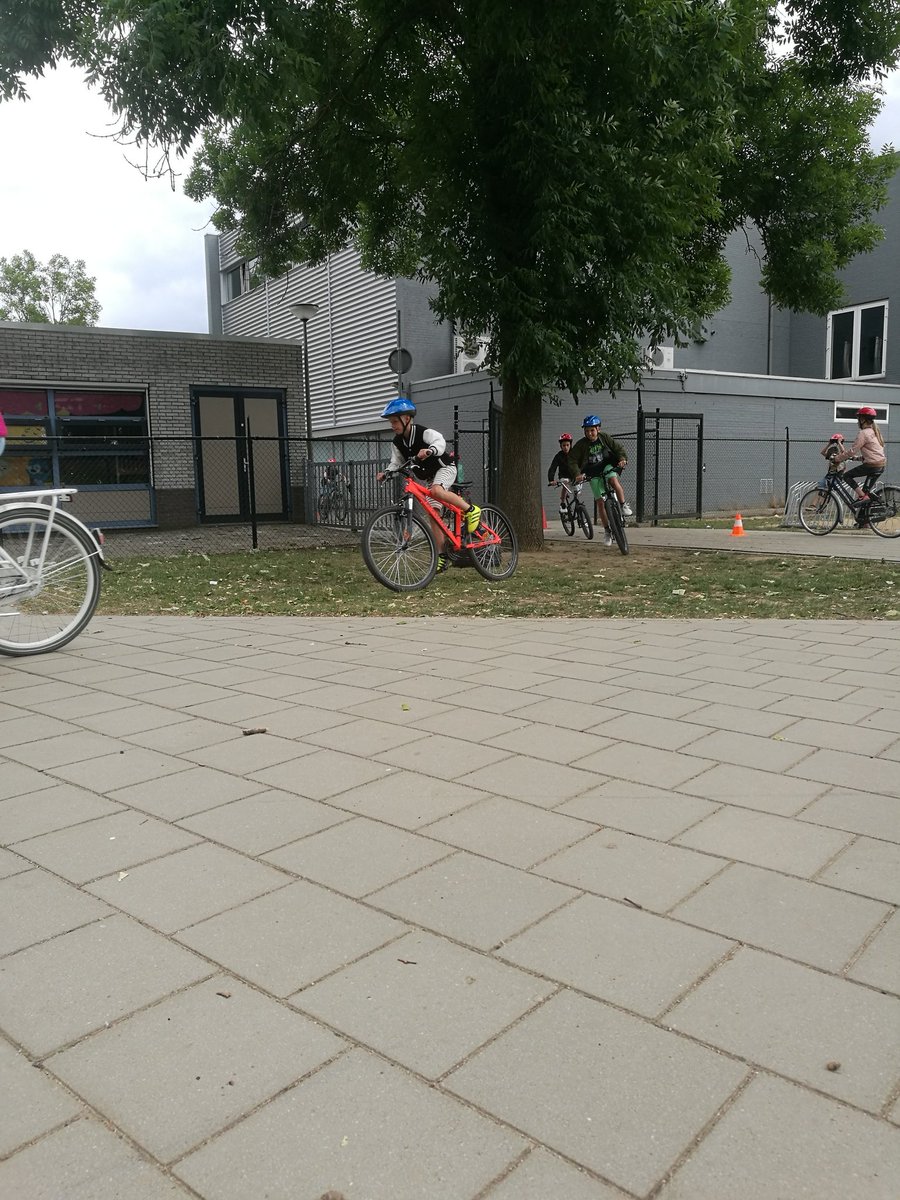 Kids van bs. Stapsteen te Herten bereiden zich voor op de Ironkids <a href="/AvondloopHerten/">Kragten Avondloop</a>. <a href="/TVRRoermond/">Triathlon Roermond</a> ze komen eraan! #ironkids #bsdestapsteen