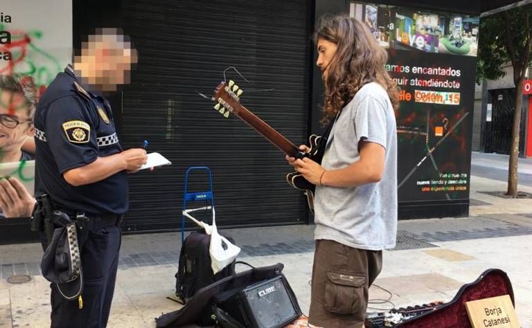 El músico valenciano Borja Catanesi, multado por tocar en su ciudad tras pasar un año haciéndolo por Europa buff.ly/2sYtdBu