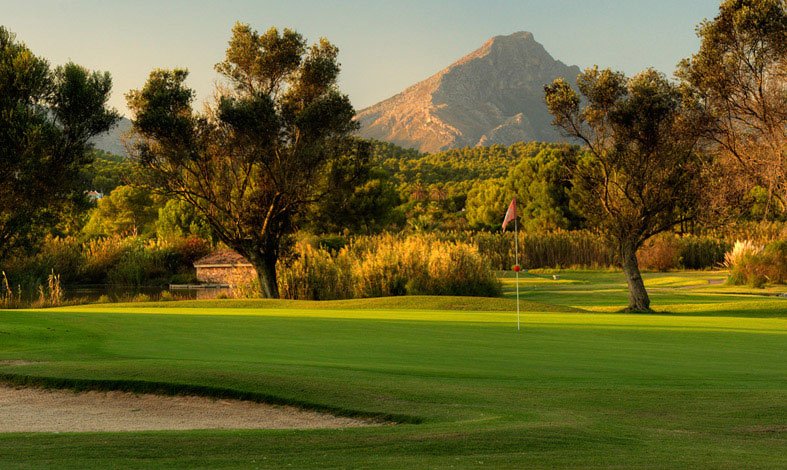 bthetravelbrand's tweet photo. Mañana #LaCasaDeLosNuevosViajeros se traslada al golf #SantaPonsaII donde celebraremos IX Lux Golf Cup. Ven y pásate por nuestro fotomatón. https://t.co/83gBELnCRp