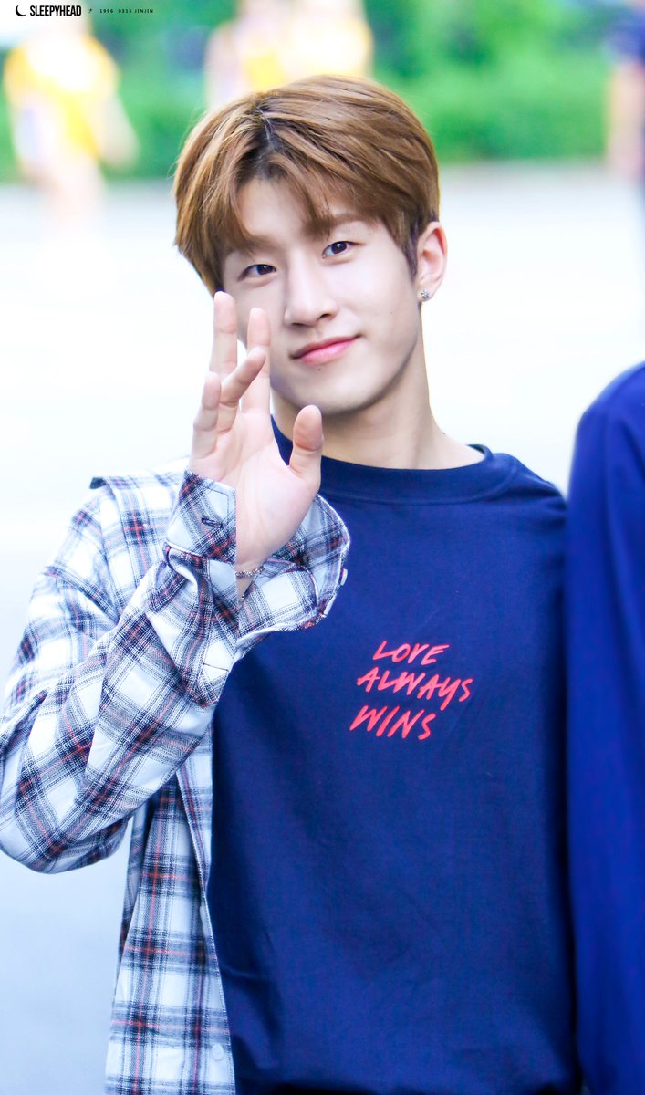 sleepyhead_96's tweet photo. 170623 뮤직뱅크 출근길
#아스트로 #진진 #ASTRO #JINJIN @offclASTRO https://t.co/UsJzsMGufR
