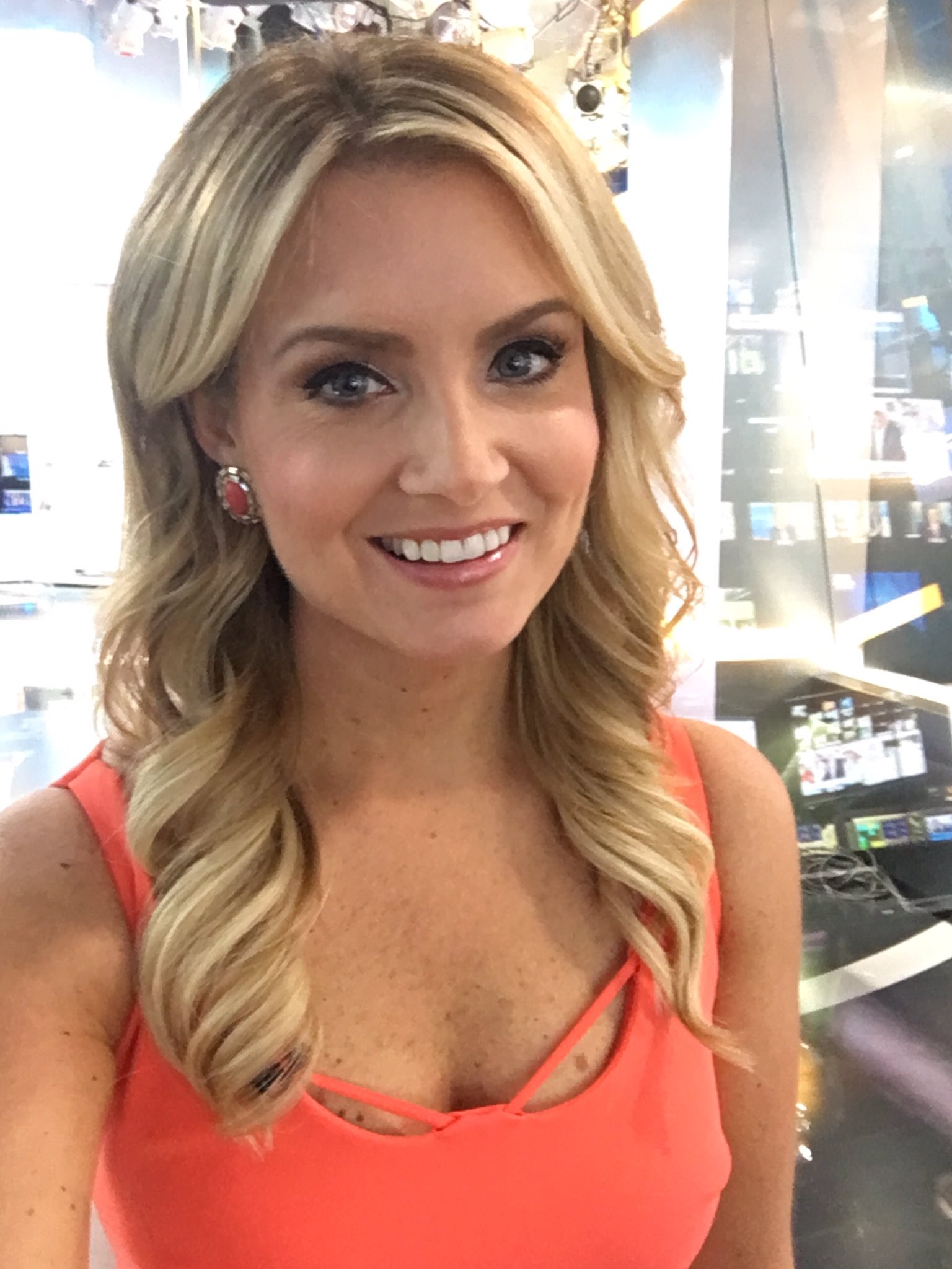 Jillian Mele on Twitter: "A lot of people have commented on my red dress today, but it's not red ...
