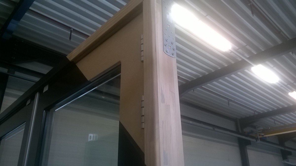 IbridNL's tweet photo. Kozijnen van Ibrid® gemaakt door @vandevin bijna klaar voor transport. #Gevelvullend #hout #FSC https://t.co/XvIKcLhCk0