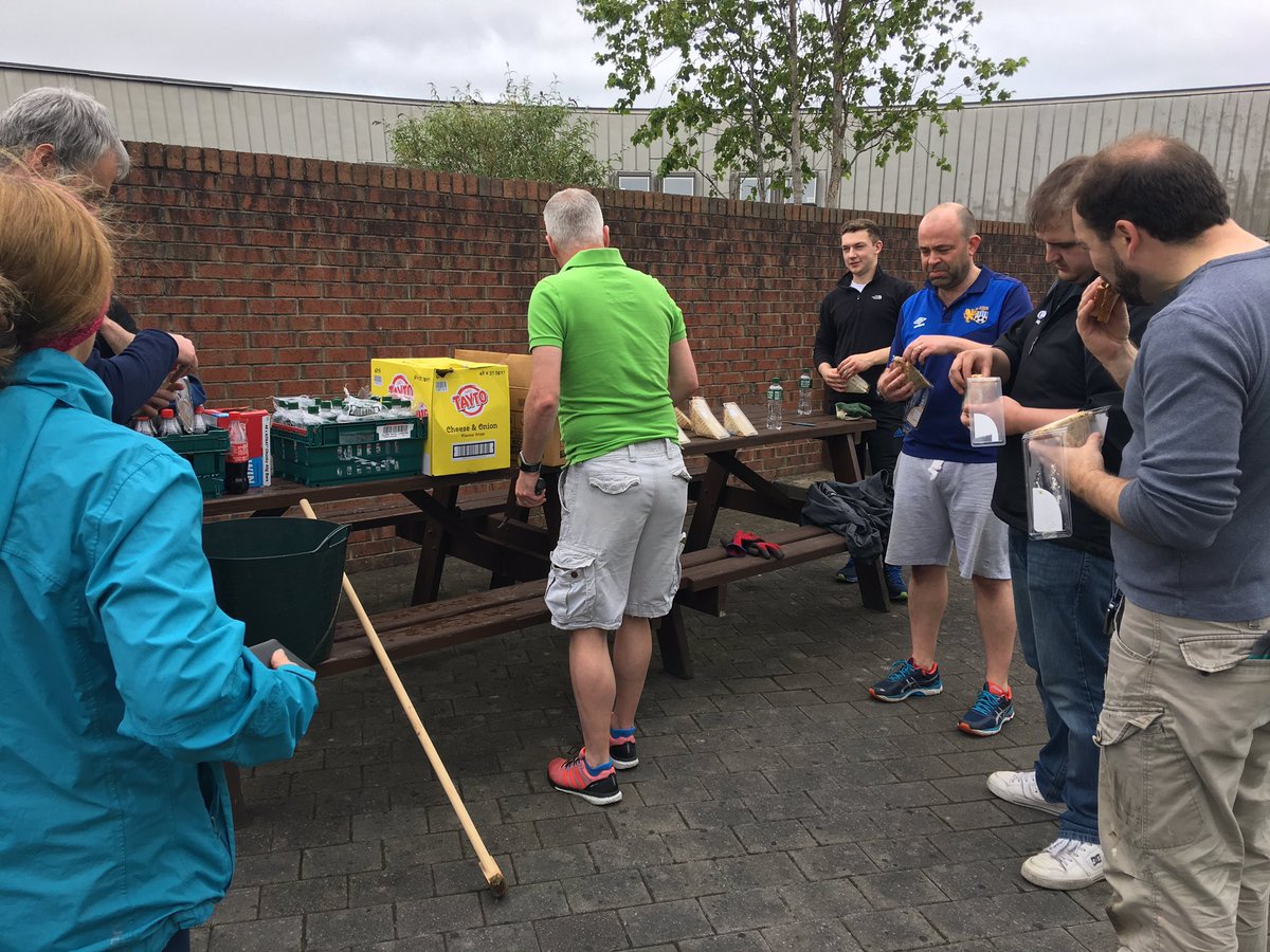 HendersonFoods's tweet photo. Lunch break! As amanda says: "an empty sack won't stand up". Fair enough! https://t.co/5V5IP8DTfW
