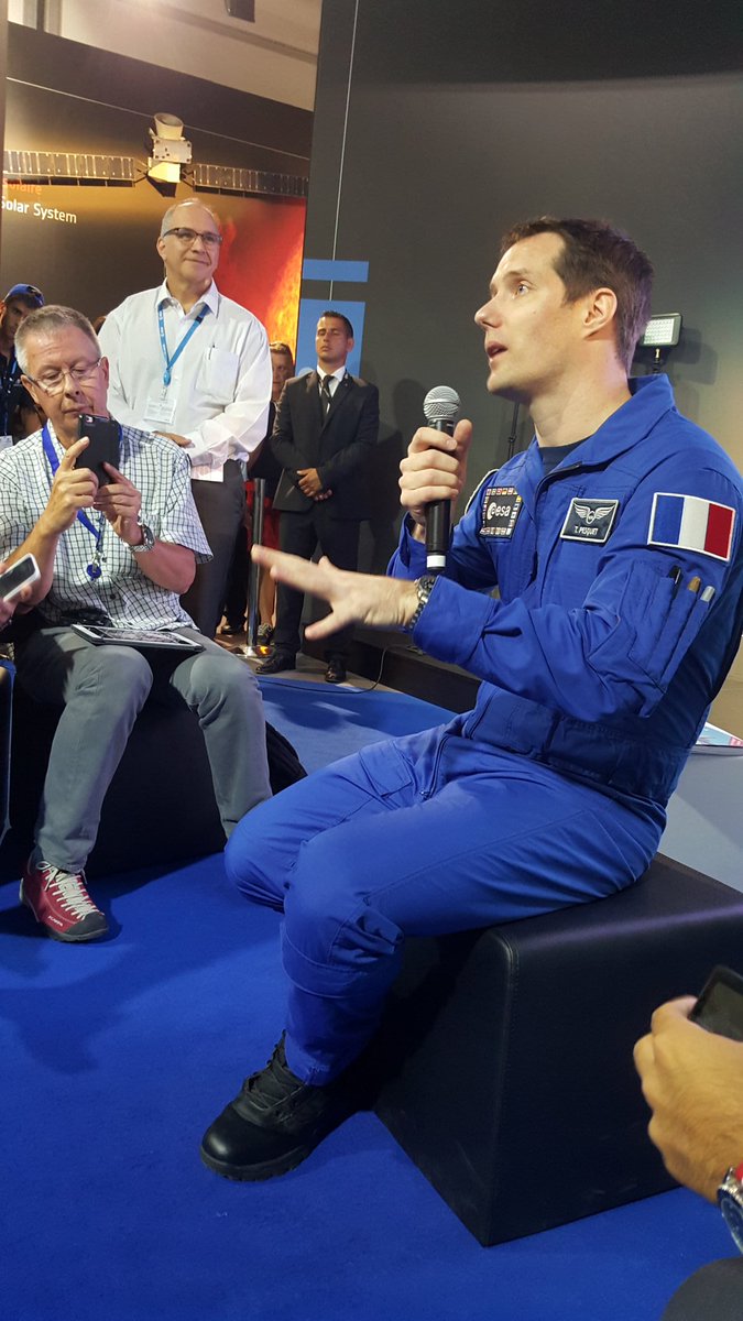 UniversariumFR's tweet photo. Un moment privilégié avec @Thom_astro  au #salonbourget17 !! Thx @social4space  &amp; @ESA_EO https://t.co/wxx2kdFofD