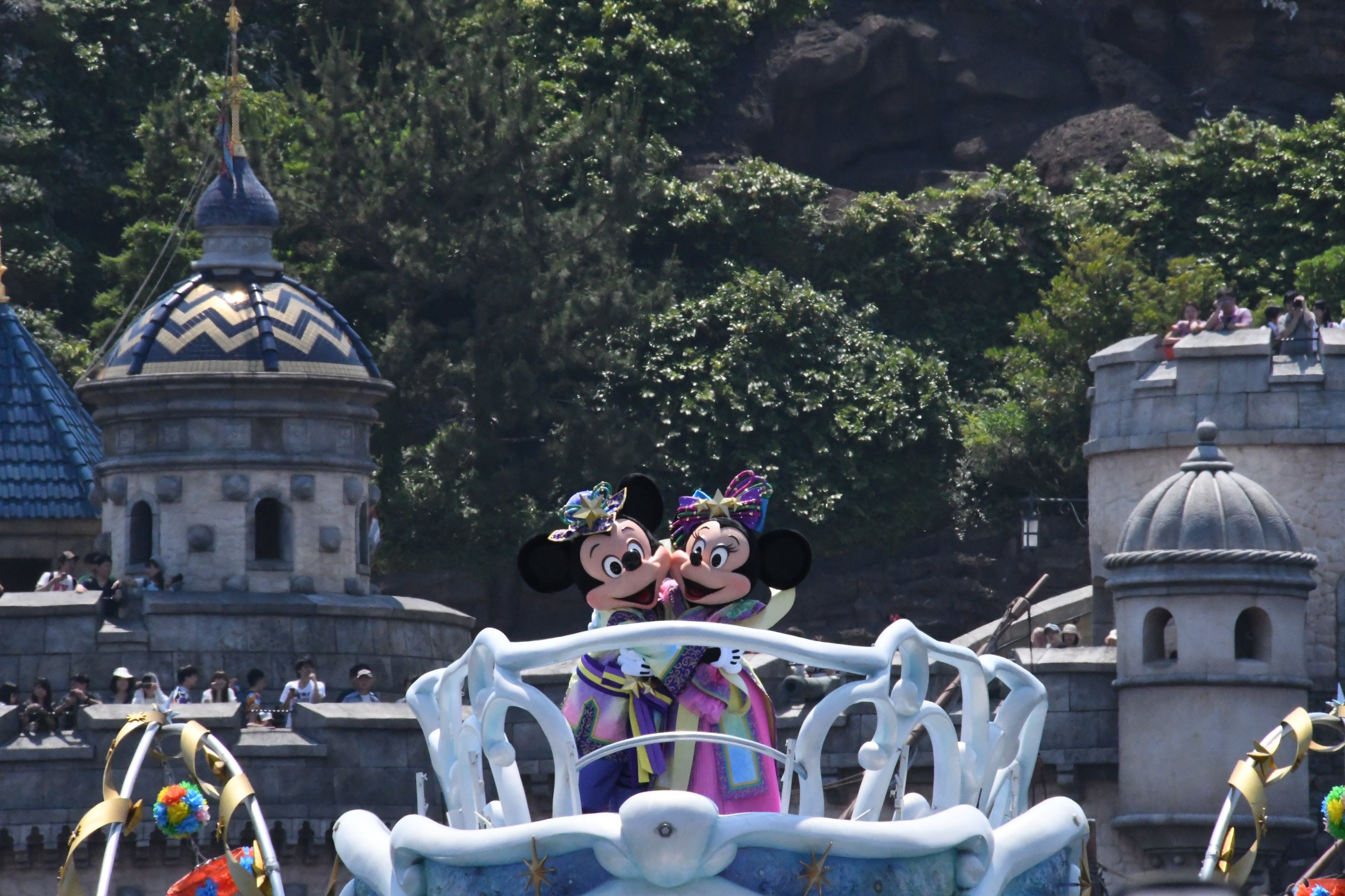 五井ヒロト 東京ディズニーリゾートの景色428 七夕グリーティングの景色 東京ディズニー シーの七夕グリーティングは七夕の飾りつけがなされたバージに乗って ディズニーの仲間たちがご挨拶 ミッキーとミニーが別々の人力車に乗ってる