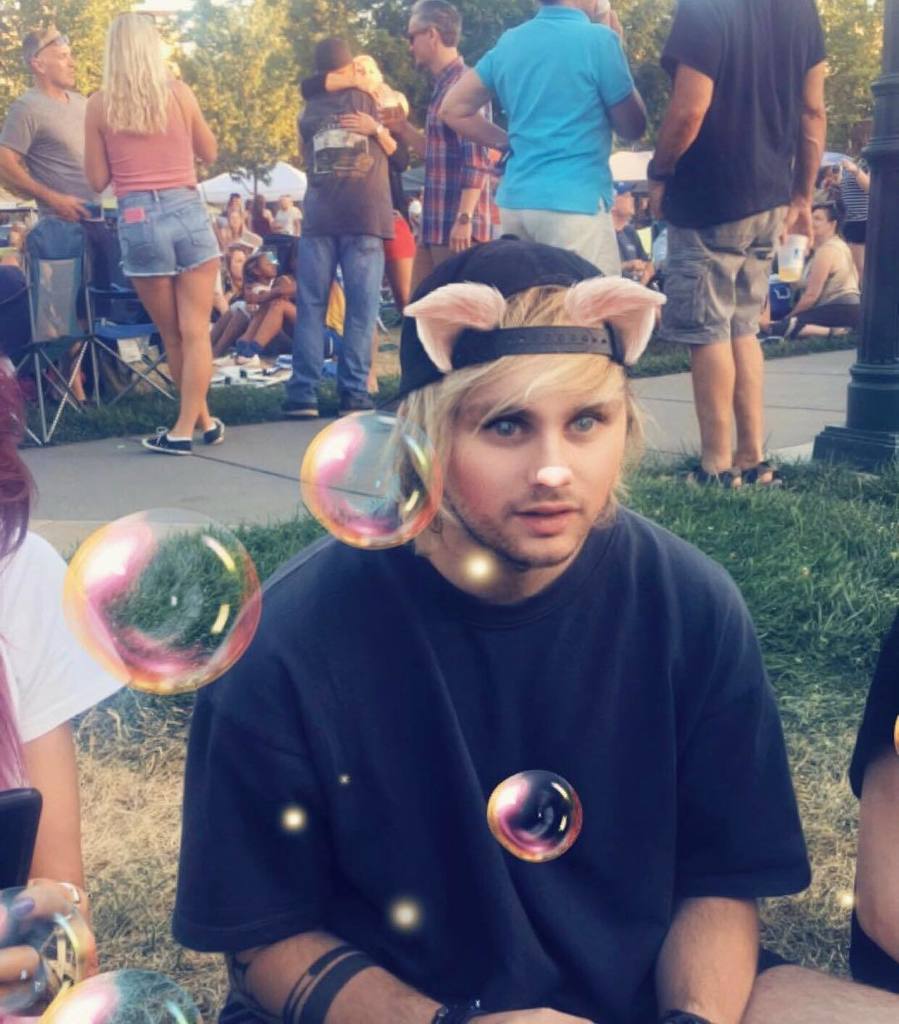 ID5SOSFAMS's tweet image. Michael is real cat🐱🐱