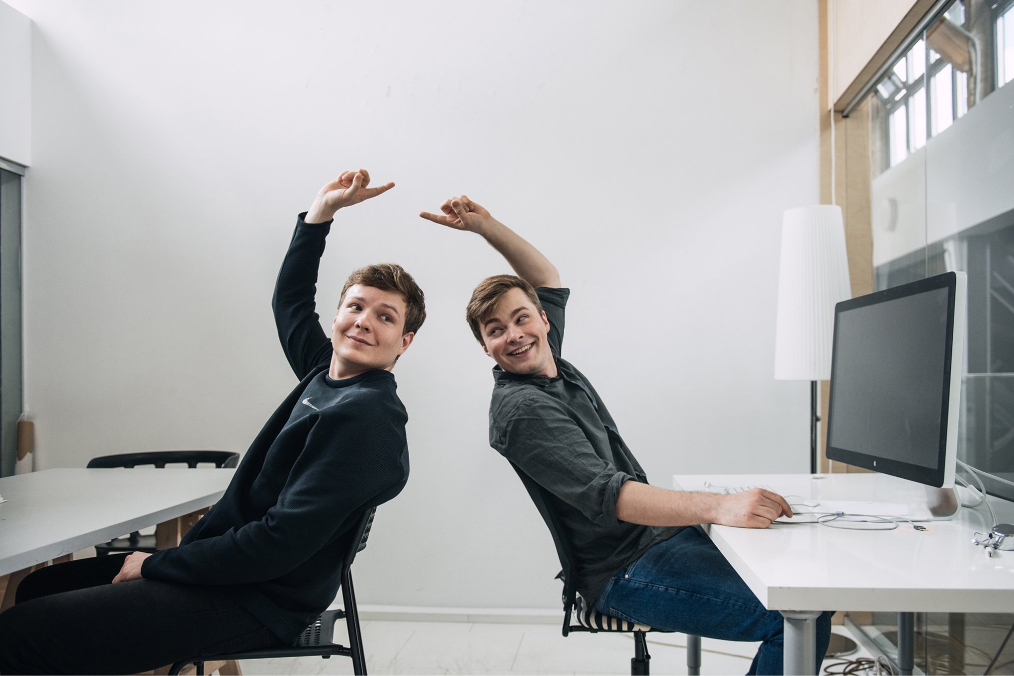 Двое мужчин друзья. Три друга. Two and a half men. Объятия двух мужчин. Парни разговаривают.