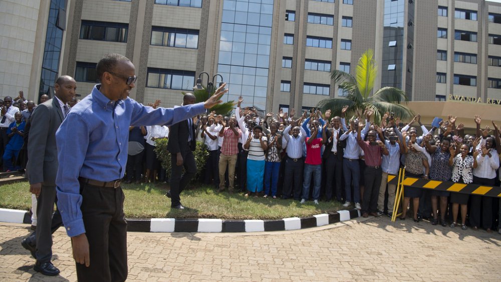 IGIHE's tweet photo. Perezida #Kagame yagaragaje indi mpamvu yatumye yemera kwiyamamaza #Rwanda #RwOT

👉🏾 https://t.co/qq0HcZTaUq https://t.co/CsUkSxZBUH