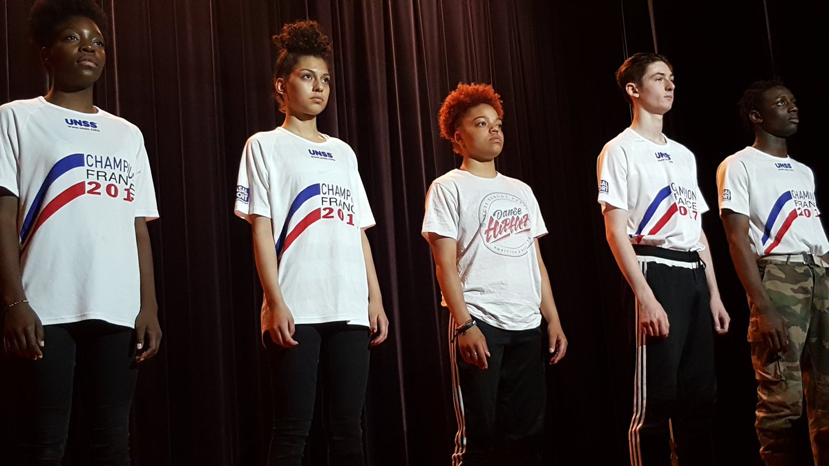 Academie_Paris's tweet photo. #JournéeOlympique 350 élèves inscrits en section sportive scolaire récompensés par un diplôme pour leur engagement 👍🏆😀👏 ! #OlympicDay https://t.co/LNugT7pN2n