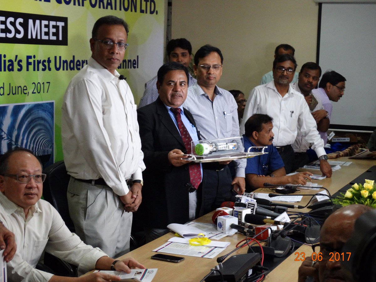 InfoKmrcl's tweet photo. Shri Satish Kumar , MD/KMRC unveils inaugural issue of Newsletter in a press meet. https://t.co/Q82QSc9896