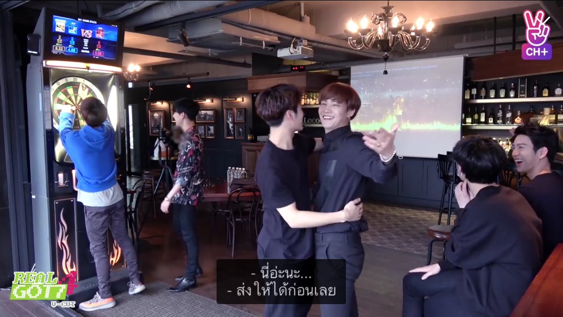 Sasinapa_9441's tweet photo. ต้องหวี๊ดคู่ไหนอ่ะงงไปหมด😅 #MarkBam #JinYug #JBJack https://t.co/omtlI6Qsa5