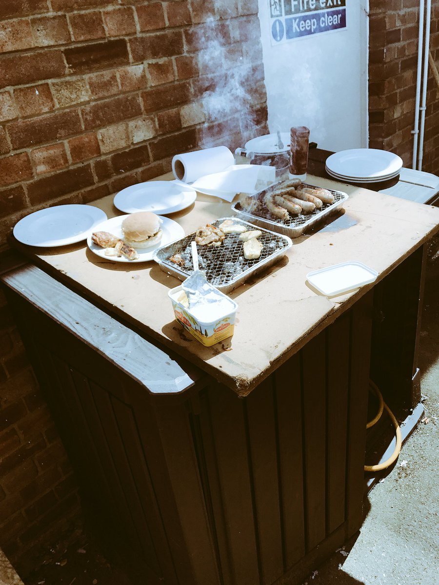 blackswanstudi0's tweet photo. BBQ down the alley! Got that Friday feeling! #workbbq #lovemyjob #londonevents #londonstudio #londonsummer https://t.co/YUTDWewJZY