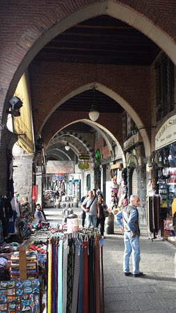 viagaribaldi12's tweet photo. I have a dream: che #sottoripa possa tornare ad accogliere degnamente i turisti che desiderano visitare il #centrostorico di #Genova https://t.co/UYjos2KcHh