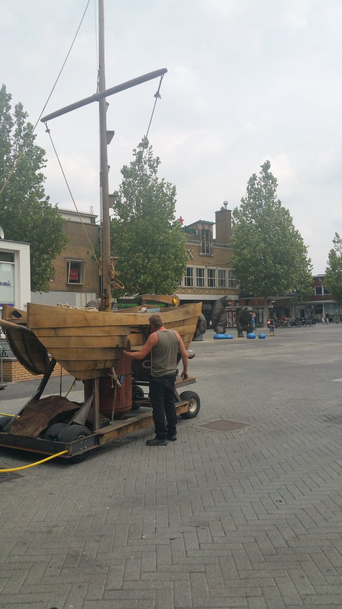 henknijhof's tweet photo. Odysseus nu nog bij de beren vanavond vanaf 22.00 uur op het Burgemeester Jansenplein. #spektakel https://t.co/RQbuBLYdjZ