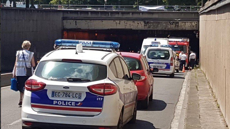 RTenfrancais's tweet photo. Incident bus touristique : pompiers et police sur place. Circulation bloquée dans un sens pont #Alexandre3 #Paris
➡️ https://t.co/6hvGyYzHf5 https://t.co/9moMt0uI3M