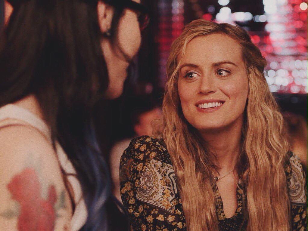 AbbygrayGray's tweet photo. When Piper knew her life was going to change ❤️ #flashbackfriday #piperchapman #alexvause #taylorschilling #laurap… https://t.co/CAo13FwYPS https://t.co/YyuxD5h7KI