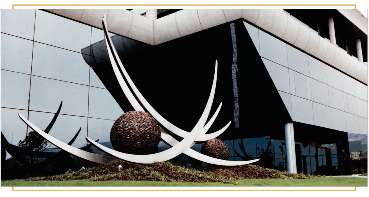 La escultura más grande que he realizado 
es de 16x14 metros... Está integrada en el edificio de GREENS-HONDA en La Garriga-Barcelona.😀😀❣️❣️