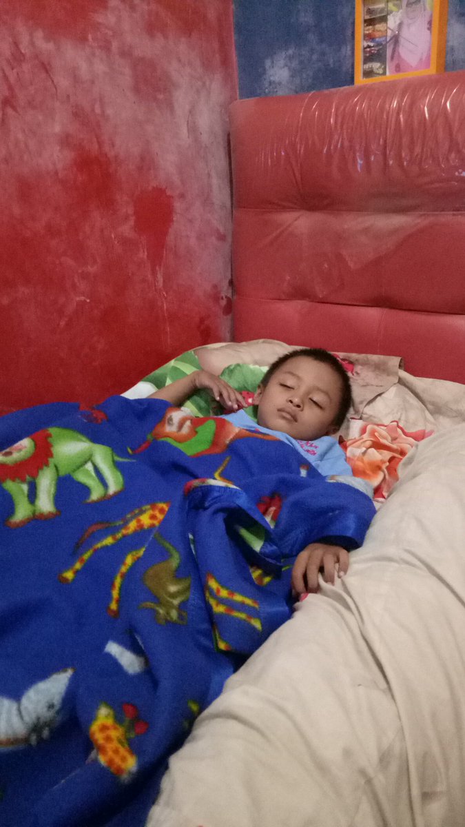 triandayani's tweet photo. Anak pintar, 
Hari ini dia  anteng dan tidak manja.. 
Hanya suka makan snack auntynya hihihi
Dan minum susu ala kadarnya made in aunty eta https://t.co/5DDZSglW34