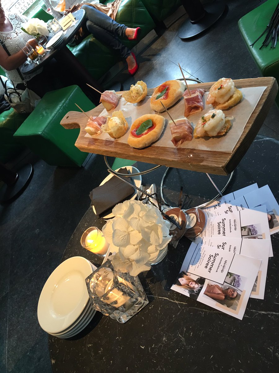 Piccolino_Hale's tweet image. Canapee are served now ...