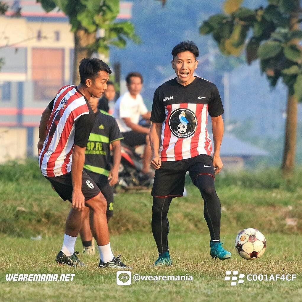 we_aremania's tweet photo. Menteri bal balan tampak bergembira saat bertanding melawan PSP #arema #aremania #aremanita #wearemania https://t.co/EIY3H9Z4qN