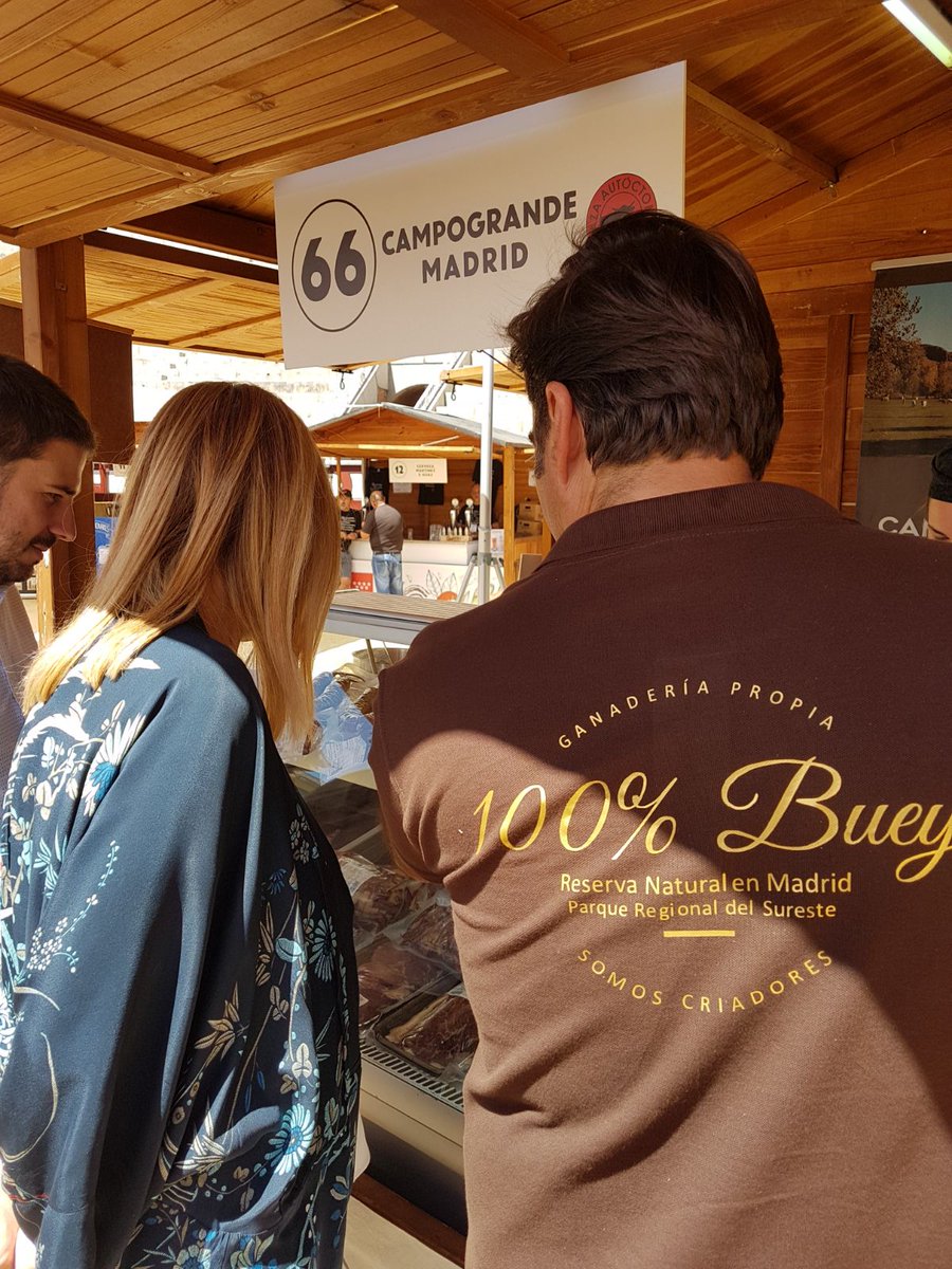 campograndemadr's tweet photo. Nuestro representante @FcJavierSalcedo con @ccifuentes y @ChefJaviEstevez en #CometeLasVentas2017 @MadridCalidad #lacunadelbuey #100%buey https://t.co/Yjggf58Liz