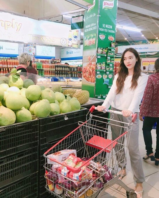 bester_er's tweet photo. 1 Day With #JessicaJung
เช้าบินมาจากโซล >มาถึงหลงในสนามบิน >จะไปว่ายน้ำ ฝนก็ตก >หาไรเล่นก็แสนกาก >นอนรอฝนหยุดตก >ช็อปปิ้งเหมือนมาอยู่ 1เดือน https://t.co/EQEy5LxqM6
