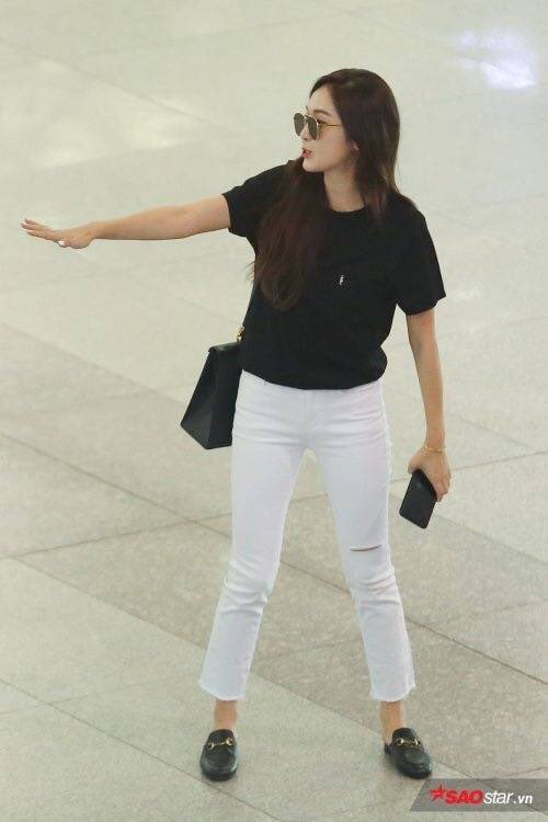 bester_er's tweet photo. 1 Day With #JessicaJung
เช้าบินมาจากโซล >มาถึงหลงในสนามบิน >จะไปว่ายน้ำ ฝนก็ตก >หาไรเล่นก็แสนกาก >นอนรอฝนหยุดตก >ช็อปปิ้งเหมือนมาอยู่ 1เดือน https://t.co/EQEy5LxqM6
