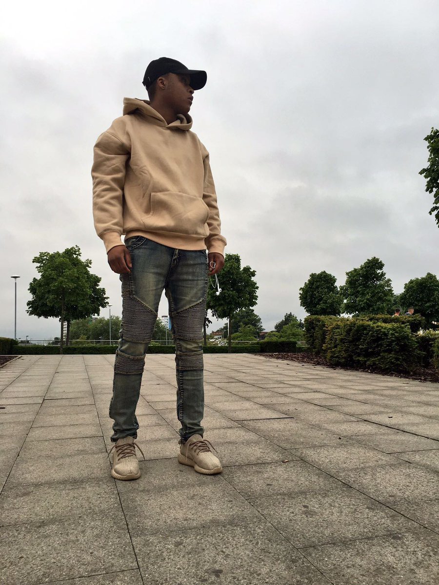 NyashaMavu's tweet image. My main @JuniorNdlovu still slaying us on the blog.. Don't sleep on him now.. Have a look (link in bio) #fashionmemen #menswear #fashion