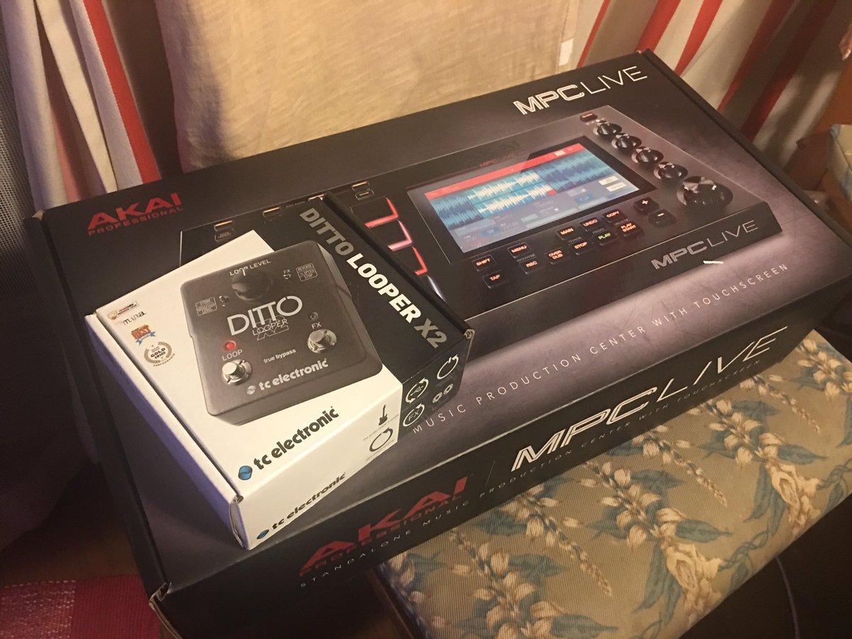 yut403's tweet photo. my new gear...
#TCElectronic #DittoX2Looper
#akai #mpclive
#mynewgear https://t.co/gTMMrBnDxd
