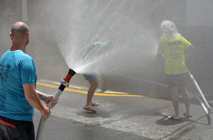 Jo_Chipper's tweet photo. en mi pueblo hoy... guerra de agua! https://t.co/6MrDN0JeQd