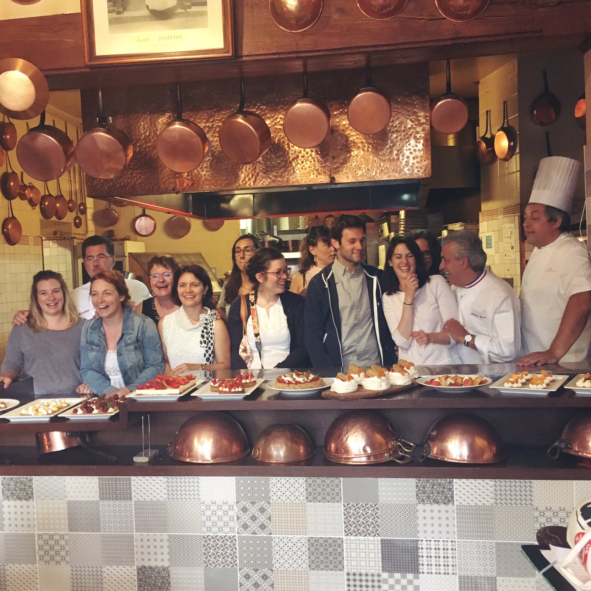 merepoulardfr's tweet photo. L'équipe au complet 🎂Le jury va bientôt choisir #lemeilleurbiscuit #merepoulard https://t.co/HasEoGyy7t